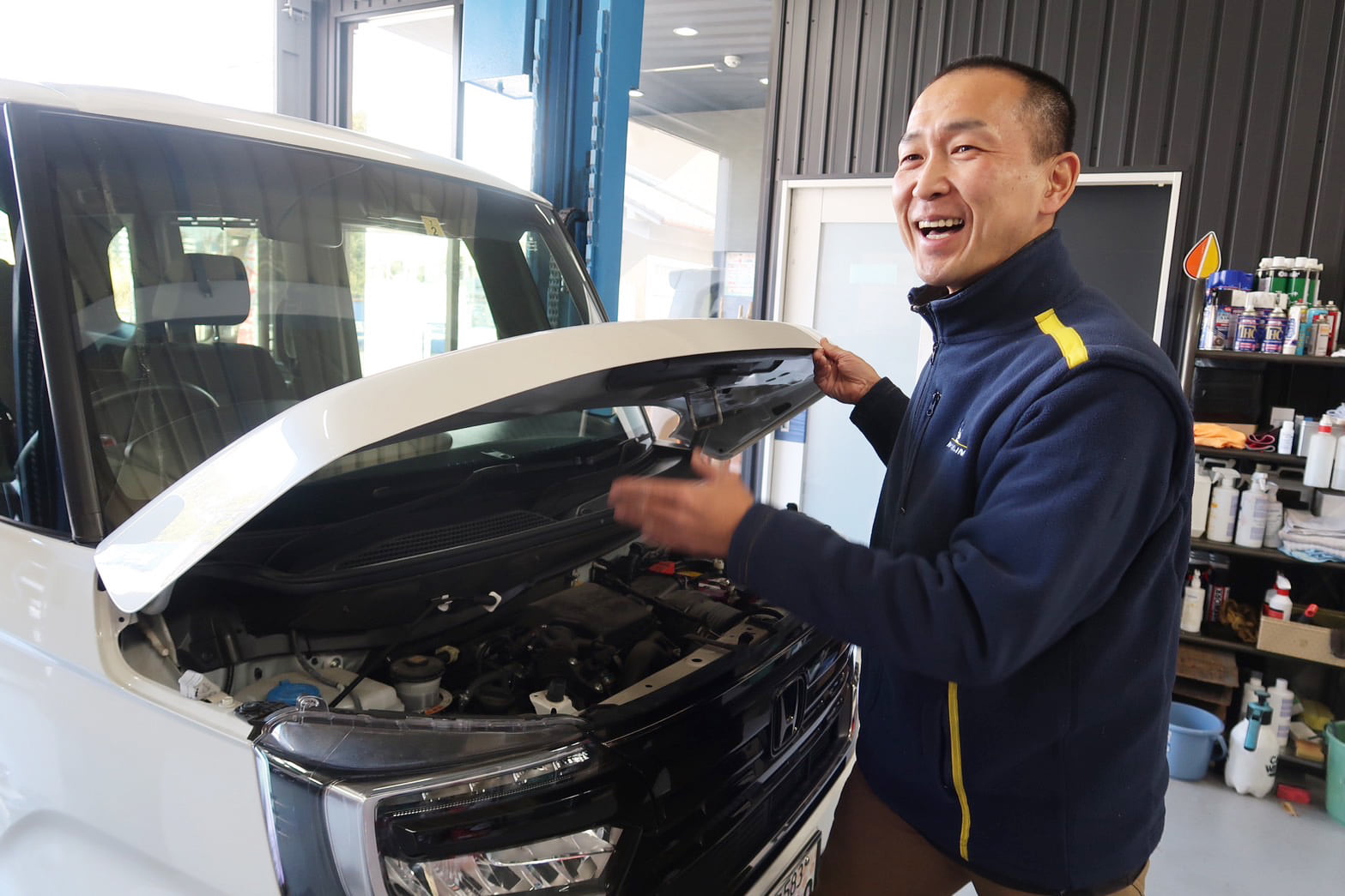 車のボンネットを開ける代表・井上